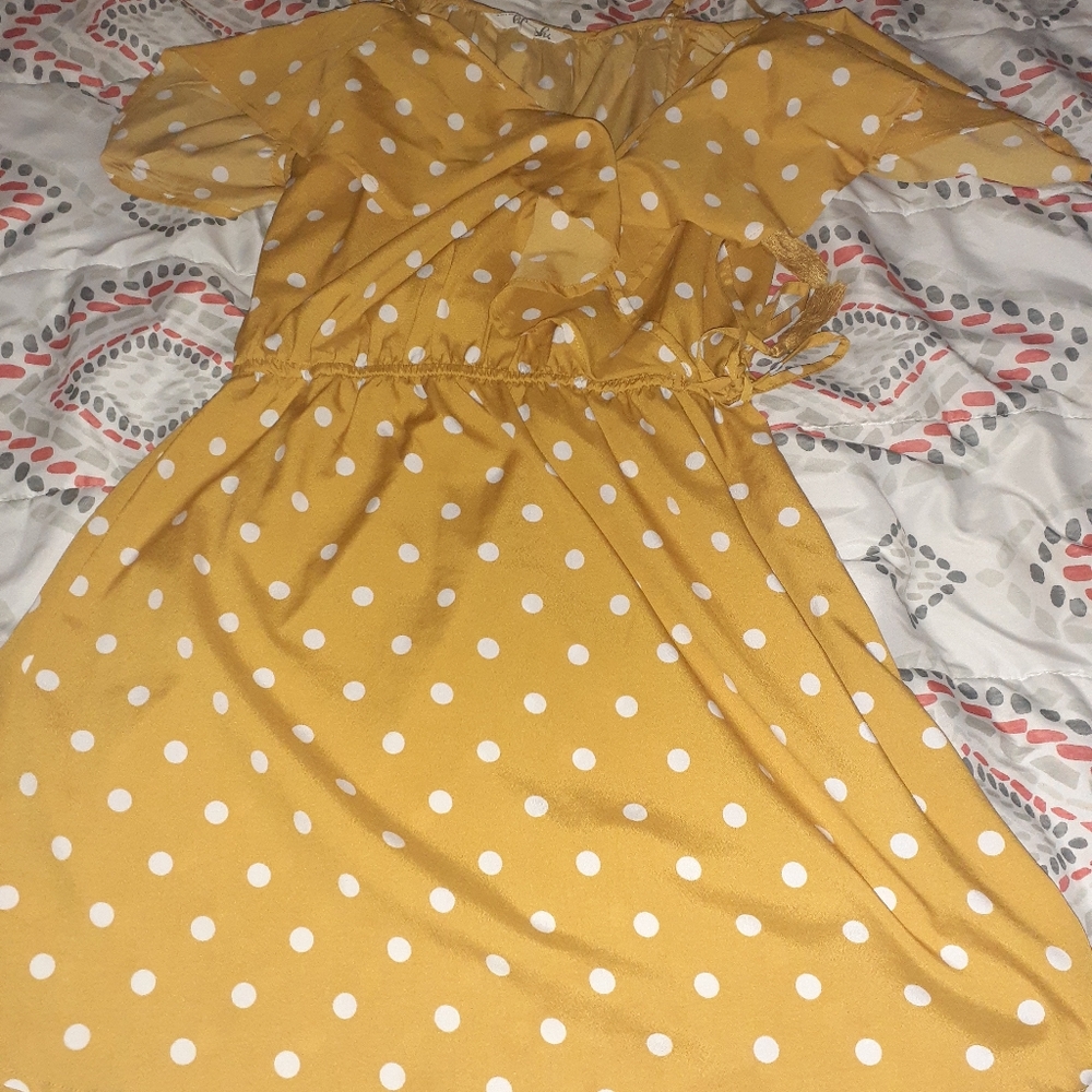 Cute yellow flowy dress